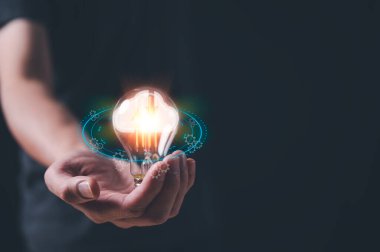 Bulut hesaplama internet ağı teknolojisi konsepti, Küresel internet bağlantısı olan bir adam ampulü tutuyor. uygulama teknolojisi 