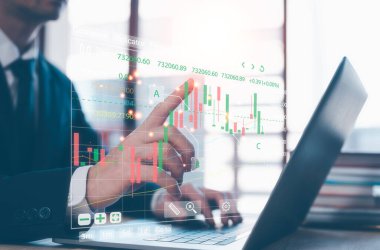 Yatırım ve finans stratejisi kavramı, borsa verilerini analiz eden tüccar pazarlaması, ofiste bilgisayar laptopu üzerinde çalışan işadamı arkaplan bulanıklığı