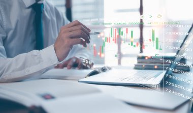 Ticaret borsası, yatırım konsepti, bilgisayar bilgisayarı üzerinde çalışan iş adamı ve ofisteki sanal ticaret grafiği bulanık arkaplan