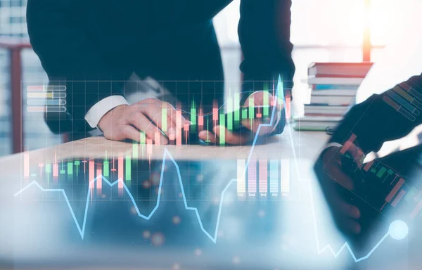 Biznesmen Analizuje Dane Finansowe Wykresu Obrotu Forex Inwestowanie Giełdy Fundusze — Zdjęcie stockowe