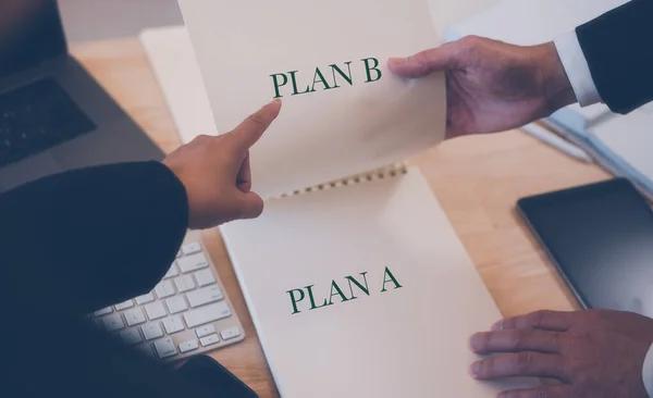 Plana Planb概念 商人与电脑笔记本电脑智能手机键盘和纸张一起在桌子上工作 业务规划 — 图库照片