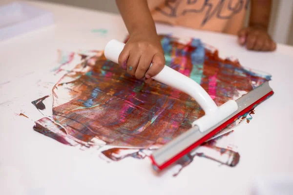 ワイプ塗装ストライプ 子供の活動創造とアイデア ガラスワイパー紙の上にカラフルな塗料を拭いた — ストック写真