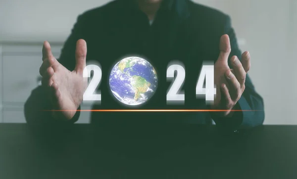 地球の日2024年地球の概念を救う地球の番号と地球を保持する男緑の環境Nasaによって提供されたこの画像の要素 — ストック写真