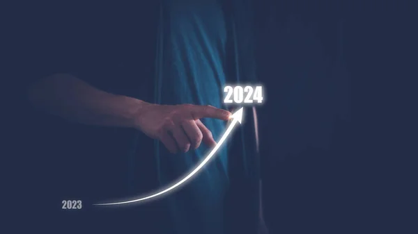 2023 년부터 2024 년까지 화살표를 증가시키기 손그리기 새로운 새로운 사업을 — 스톡 사진