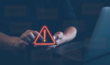 Uyarı hatası ve bakım konsepti için akıllı telefon kullanan bir adam. Sorun ve verileri hackleme, siber suç, siber güvenlik