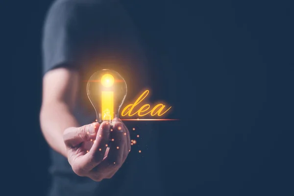 アイデア創造性の概念 言葉のアイデア インスピレーションと革新の新しい技術と電球を保持する男 — ストック写真