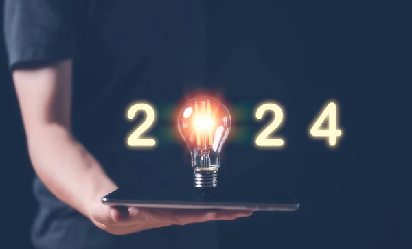 Neujahr Businessplan Und Strategie Für 2024 Mann Hält Glühende Glühbirne — Stockfoto
