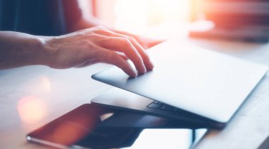 Anlaşmanın kapanışı iş konsepti, işadamının bilgisayarı ofiste kapatması, projenin bitmesi, tatillere hazırlanması.