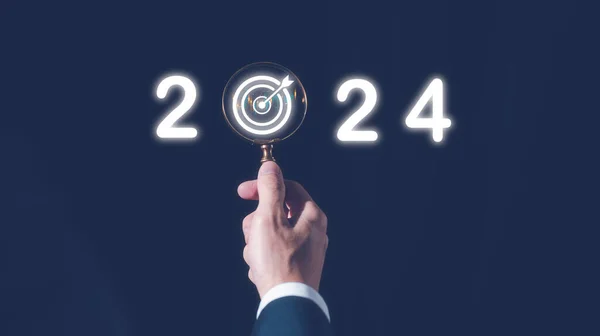2024 비즈니스 2024 마케팅 트렌드와 확대경을 사업가 — 스톡 사진