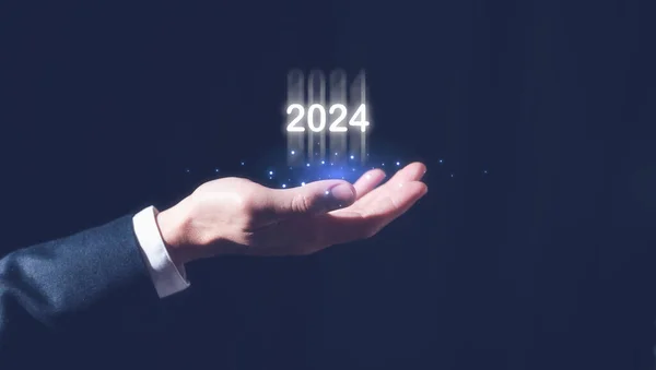 2024 Koncepcja Planowania Strategii Biznesowej Biznesmen Posiadający Wirtualną Ikonę Roku — Zdjęcie stockowe