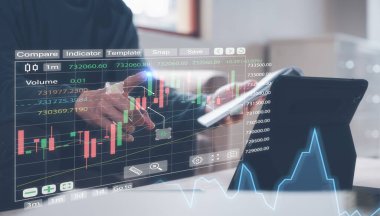 Finansal yatırım konsepti, iş adamı bilgisayar tableti ve akıllı telefon üzerinde çalışıyor ve yatırım sektöründe büyüme ve pazarlama kavramında sanal ticaret grafiği var
