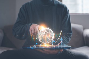 Yatırım finansal küresel ekonomi konsepti, akıllı telefon kullanan iş adamı sanal küreyi analiz eden ve ticaret grafiği, borsa ticareti, çevrimiçi iş dünyası