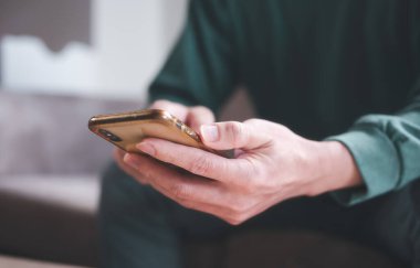 Sosyal medya internet ağ bağlantısı konsepti, ekranda el ele mesajlaşma cep telefonu sohbeti, arama internet bilgileri. İnsanlarla iletişim kurma teknolojisi