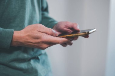 Sosyal medya internet ağı bağlantısı konsepti, ekranda el ele mesajlaşma sohbeti arkadaşı, internet bilgilerini arama. 