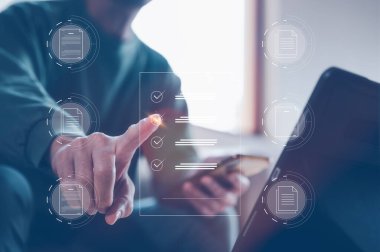 Kağıtsız konsept. Akıllı telefonu elinde tutan adam elektronik form belgelerini kontrol ediyor anket anketi, veri yönetimi, uygulama. toprak günü indirgenmiş kağıt, geri dönüşüm belgeleri