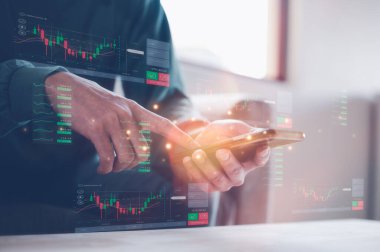 Yatırım finansal planlaması ve stratejisi, borsa, iş büyümesi, ilerleme veya başarı konsepti. İşadamı, tüccar büyüyen sanal bir hologram sermayesi gösteriyor, çevrimiçi ticaret, şifreleme