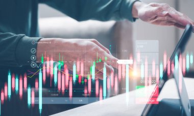 Yatırım finansal planlaması ve stratejisi, borsa, iş büyümesi, ilerleme veya başarı konsepti. İşadamı, tüccar büyüyen sanal bir hologram sermayesi gösteriyor, çevrimiçi ticaret, şifreleme