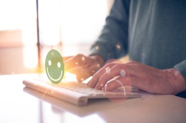 Müşteri memnuniyeti anketi. İş adamları ya da müşteriler, sanal dokunmatik ekranda yüz ifadelerine basarak tatmin oluyorlar..