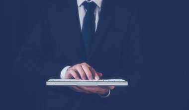 Veri analizi ve iletişim teknolojisi kavramında klavyede yazan işadamı, belge veri yönetimi