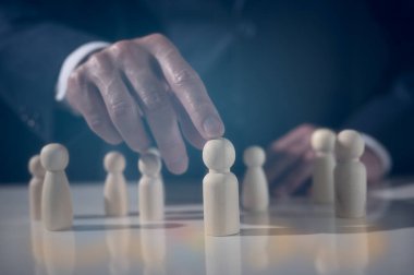 İnsan Kaynakları Yönetimi kavramı. İnsan Kaynakları Yöneticisi ya da İşveren, yeni çalışan olarak ahşap insanları seçer ya da seçer. Lider kalabalıktan göze çarpar. İyi bir işçi arıyorum. HR, HRM, HRD kavramı