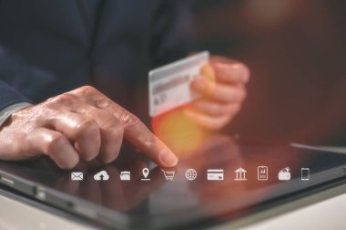 İnternet üzerinden alışveriş ödeme işlemi kavramı, tablet ve kredi kartı kullanan işadamı web sitesi veya uygulama platformunda satın alma