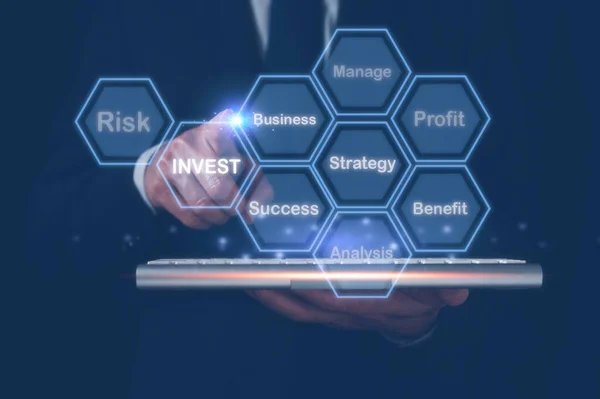投資事業計画と戦略のコンセプト投資戦略とビジネス要因リスク管理データ分析の利点を提示するビジネスマン — ストック写真