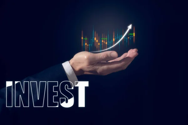 Investitions Und Finanzierungskonzept Geschäftsmann Der Virtuelle Handelsgraphen Zur Hand Hat — Stockfoto