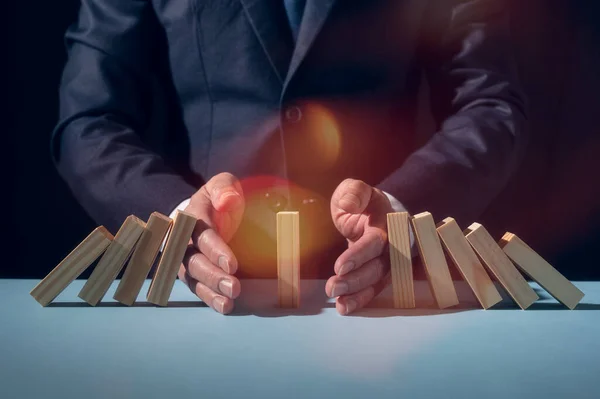 Biznesmen Ręka Chroniąca Przed Upadkiem Upadku Upadek Drewniany Blok Domino — Zdjęcie stockowe