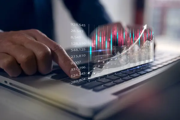 Koncepcja Inwestycji Finansowych Pisanie Laptopie Komputera Wirtualnym Wykresem Obrotu Akcji — Zdjęcie stockowe