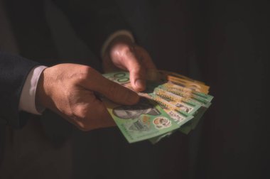 Yatırım ve mali tasarruf kavramı, Para, Avustralya doları (AUD) banknotları, iş adamlarının elinde, ticari mülkiyet yatırımcıları borsa yatırımcıları