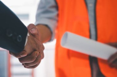 İş adamı ortaklığı ve iş anlaşması konsepti için ortakla tokalaşıyor, iş birleşme ve satın alma için iş adamı tokalaşması, başarılı bir müzakere, el sıkışma