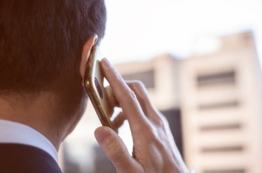 Sosyal konsept, akıllı telefon sohbeti kullanan adam internet ağı teknolojisi platformundan mesajlar gönderiyor ve okuyor, sosyal uzaklık, alışveriş, internet üzerinden iletişim 