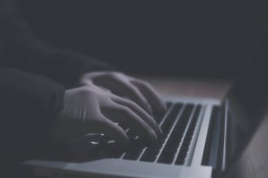 Hacker bilgisayar suçları koruma kavramı, siber güvenlik gizlilik veri koruması iş dünyasının kişisel bilgi yönetimi, eldiven giyen adam veri sistemini hacklemeye çalışıyor
