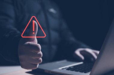 Hacker bilgisayar suçları koruma kavramı, siber güvenlik gizlilik veri koruması iş dünyasının kişisel bilgi yönetimi, eldiven giyen adam veri sistemini hacklemeye çalışıyor