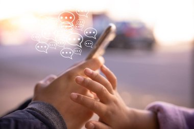 Sosyal medya pazarlama kavramı. Kadınlar akıllı telefon yazma, sohbet kutusu simgelerinde sohbet ve sohbet kullanarak el ele tutuşur. Anneler internet üzerinden alışveriş yaparken veya internet kullanırken dikkat çekmeye çalışırlar.