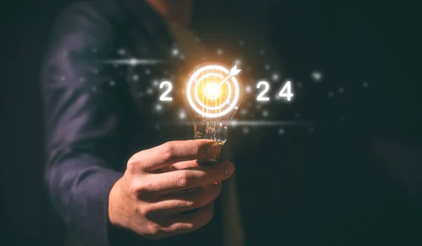 2024 Geschäftsplanung Und Strategiekonzept Geschäftsmann Hält Glühbirne Mit Dem Jahr — Stockfoto