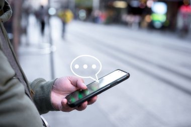 Sosyal konsept, akıllı telefon sohbeti kullanan adam internet ağı teknolojisi platformundan mesajlar gönderiyor ve okuyor, sosyal uzaklık, alışveriş, internet üzerinden iletişim 