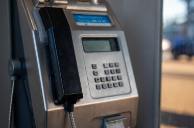 Sokak tarafında ankesörlü telefon, ankesörlü telefon iletişim konsepti 