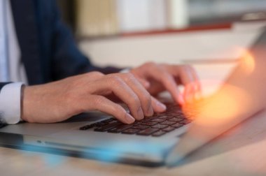 İşadamı elleri dizüstü bilgisayar klavyesinde yazı yazıyor, iş konseptinde İnternet sörfü yapıyor. SEO, Arama Motoru İyimserleştirme, analiz mali veri raporu, yatırım stratejisi ve planlama