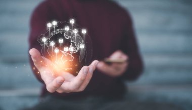 Müşteri hizmetleri, sosyal medya. Dijital pazarlama konsepti CRM Müşteri İlişkileri Yönetimi, İş adamı küresel yapı müşteri ağı teknolojisi ikonu tutuyor, Veri alışverişi gelişimi