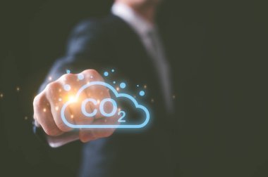 Küresel ısınma, iklim değişikliği, sera gazı emisyonlarını sınırlamak için karbon dioksit emisyonunu, karbon ayak izini ve karbon kredisini azaltma konseptini azaltan karbondioksit vuruşunun daraltılmış işareti.