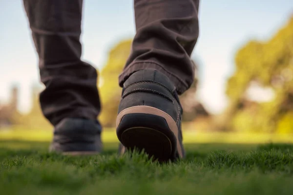 Erkek Ayakkabılarının Çimenlerde Yürümesini Konsepti Büyümesini Aktif Rahatlatıcı — Stok fotoğraf