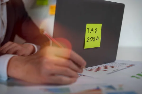 個人や企業の収入によって支払われる税金の概念 コンピュータを使用して個人所得税申告書をオンラインで完了するビジネスマン — ストック写真