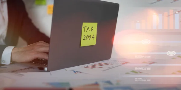 Conceito Impostos Pagos Por Indivíduos Corporações Renda Empresário Usando Computador — Fotografia de Stock