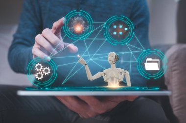 Yapay Zeka 'dan Chatbot Sohbeti. Teknoloji, akıllı robot yapay zeka kullanan bir adam. Komut girerek, dijital dönüşüm teknolojisi üretiyor.