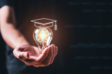 Mezuniyet şapkası, internet eğitimi diploması, yaratıcı düşünce problemi çözme çözümü, E-öğrenim sertifikası konsepti gösteren bir adam.