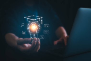 Mezuniyet şapkası, internet eğitimi diploması, yaratıcı düşünce problemi çözme çözümü, E-öğrenim sertifikası konsepti gösteren bir adam.