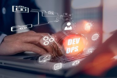 DevOps kavramı, yazılım geliştirme ve bilişim işlemleri, bilgisayar klavyesini kullanan çevik programlama mühendisi ve sistem ile çalışan çevik metodoloji ortamı, kodlayıcı veya sistedmin simgeleri