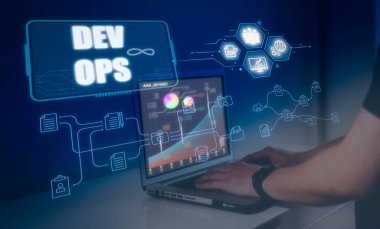 DevOps kavramı, yazılım geliştirme ve bilişim işlemleri, çevik bilgisayar dizüstü bilgisayar ve teknoloji ikonları ile çalışan çevik metodoloji ortamı, klavye üzerinde kodlayıcı veya sysadmin yazma