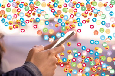 Yaşam tarzı alışverişte dijital pazarlama satış konsepti. Kadın sanal ekranda online alışveriş ve ikon sanal küre ağ bağlantısı için akıllı telefon kullanıyor